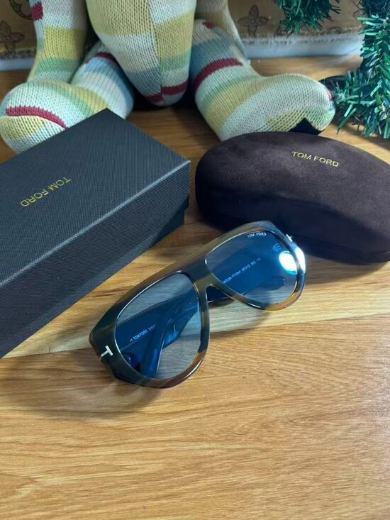Tom Ford Bronson FT1044 Tortoiseshell Aviator Sunglasses with Gradient Blue Lens main image 5